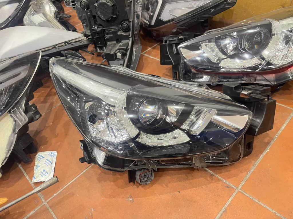 den-pha-mazda-2-2018